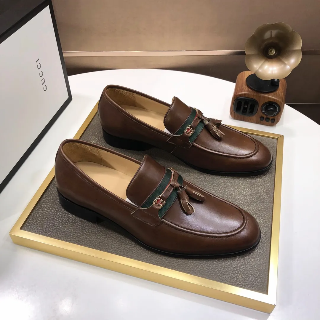 Factory batch 500💰Italy’s top luxury men’s shoe giant (GUCCI) (Gucci) (full cowhide lining) new arrival🍃Original European style🔰 Pleasant to the eye😍In order to make the shoes more durable and non-deformable🌀The production continues to follow traditional methods but there is still no lack of innovation💪The original sheepskin is selected for the leather♻️Smooth, natural and extra bright⭐Made of imported cowhide The rich man’s first choice 38-45 (45 customized)